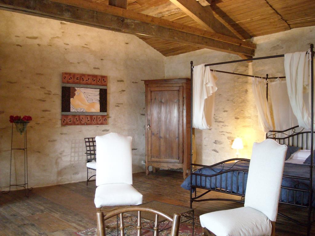 La Tour Des Laudes Bed & Breakfast Breuil-Barret Room photo